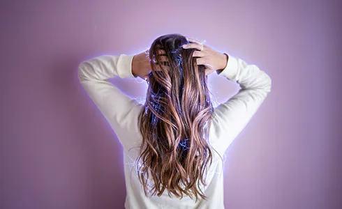 Fliegendes und elektrisierendes Haar? Schnell und einfach bändigen